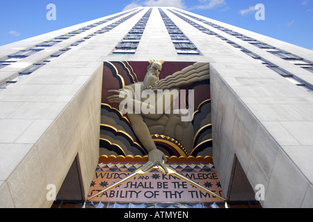 Blick hinauf am Rockefeller Center Gebäude in New York City, USA Stockfoto