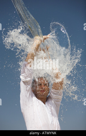 Mann immer mit Wasser vor einem blauen Himmel bedeckt Stockfoto