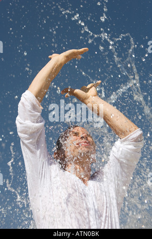 Mann immer mit Wasser vor einem blauen Himmel bedeckt Stockfoto