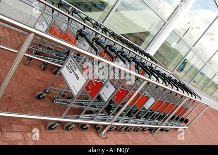 Gepäckwagen der Robin Hood Flughafen Doncaster Sheffield. Stockfoto