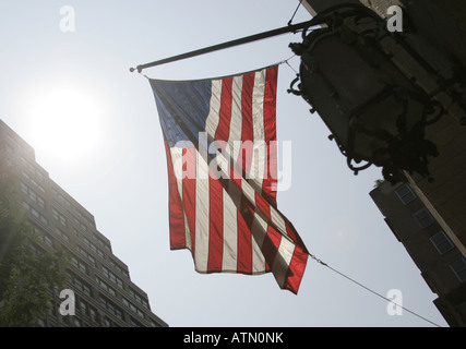 Sonne durch eine Fahne an einem Gebäude in Manhattan Stockfoto