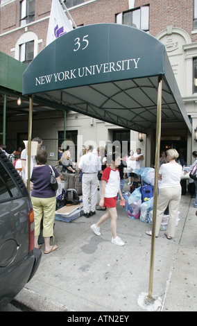 Neue Studenten Umzug in Rubin Hall, New York University. Stockfoto