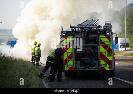 FEUER SERVICE BEHANDELNDEN BRENNENDE AUTO AUF M62 AUTOBAHN HARTE SCHULTER Stockfoto