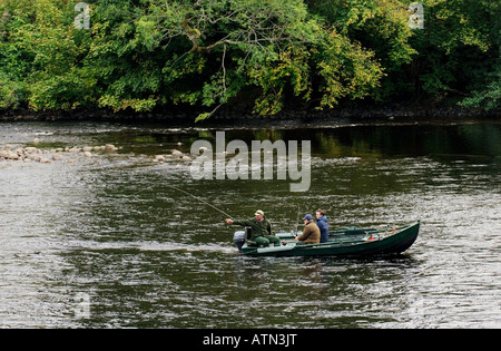 Stab-Fliegenfischen auf den Fluss Tay bei Dunkeld in den schottischen Highlands. Angelführer verweist auf Fischgrund. Schottland Stockfoto