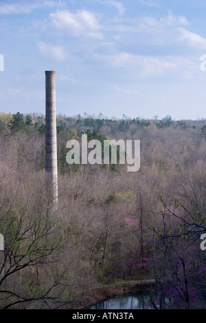 Midco Schornstein im Frühjahr Stockfoto