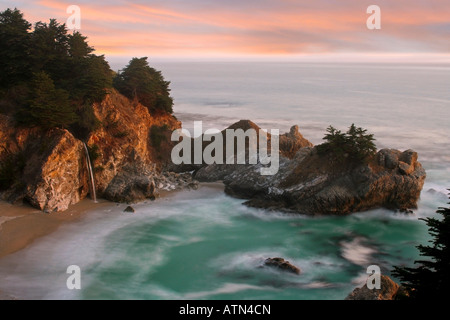McWay Falls Julia Pfeiffer Burns State Park in der Nähe von Big Sur, Kalifornien Stockfoto