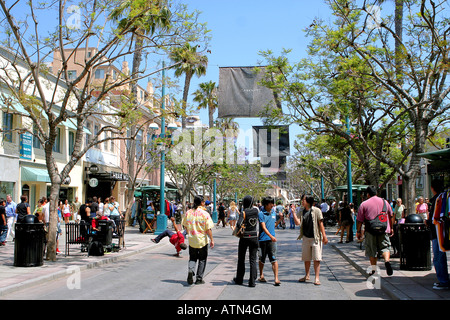 Der 3rd Street Promenade in Santa Monica, Kalifornien ist ein beliebter Ort zum Einkaufen und zu Fuß. Stockfoto