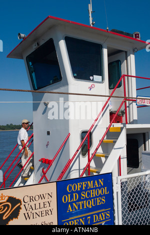 Der Pilot steigt in die Kabine des Piloten auf der MODOC-Fähre Stockfoto