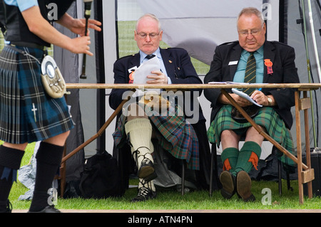 Dudelsack-Spieler und Rohrleitungen Wettbewerb Richter an der angesehenen jährlichen Cowal Highland Gathering in Dunoon, Strathclyde, Schottland, UK Stockfoto