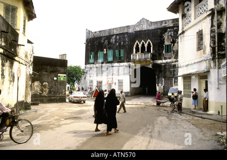 Eine Straßenszene in der Nähe von Old Custom House in der Old Stone Town Sansibar Tansania Ostafrika Stockfoto