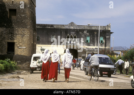 Eine Gruppe von jungen Dame Studenten in Sansibar Tansania Ostafrika Stockfoto