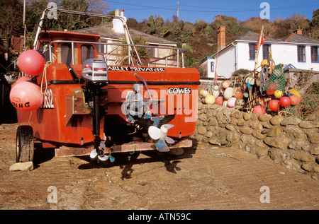 Angelboot/Fischerboot auf Slipanlage und Bojen und netting Steephill Cove Ventnor Isle Of Wight England Winter 2004 Stockfoto