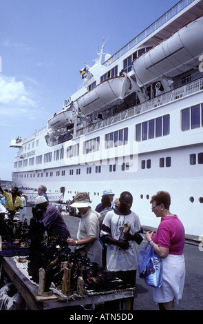 Passagiere aus einem Ozean Kreuzfahrtschiff Feilschen auf dem Dock Sansibar Tansania Ostafrika Stockfoto