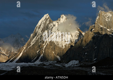 Sonnenuntergang am Baltoro Gletscher, Baltistan, Trango-Türme, Pakistan. Stockfoto