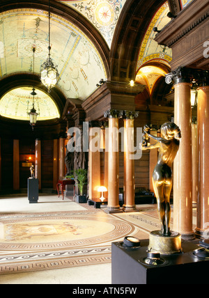 Glasgow City Chambers, George Square, Glasgow, Schottland. Mosaic Decke und Statuen der Italianate Eingang loggia Stockfoto