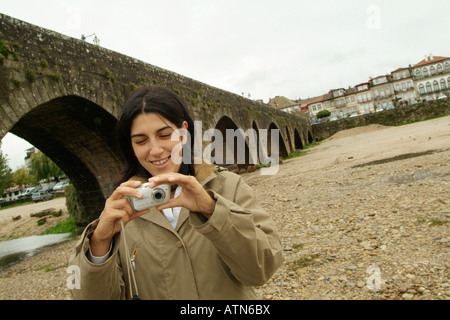 Mittelalterliche Brücke in Ponte de Lima, Portugal Stockfoto