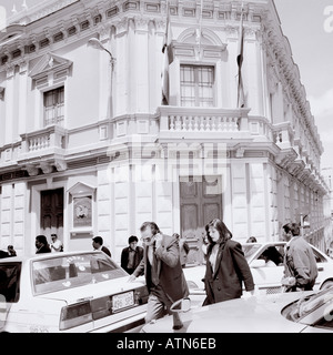 Welt zu reisen. Leben auf der Straße in der Plaza Murillo in La Paz in Bolivien in Südamerika. Kultur Geschichte Eskapismus Fernweh Stockfoto