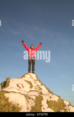 Bergsteiger steht auf einer felsigen Gipfel Stockfoto