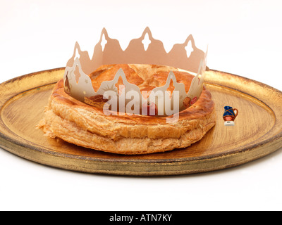 La Galette des Rois (französischer Königskuchen) mit Feve und Krone teilten sich gewöhnlich am Dreikönigstag, um die Ankunft der drei Weisen in Bethlehem zu feiern Stockfoto