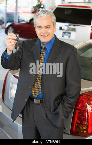 Hispanische Autoverkäufer hält Autoschlüssel Stockfoto