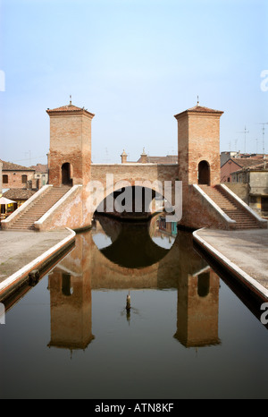 Comacchio Italien zeigen die monumentale drei Brücke, bekannt als die Urlaubsmöglichkeiten Stockfoto