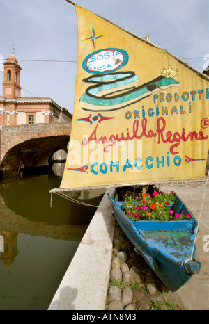 Comacchio Italien dekorative Fischerboot wirbt ein Restaurant spezialisiert auf Aale Spezialität der region Stockfoto