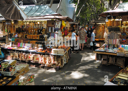 Touristen sind in einem der belebten Open-Air Märkte in der Nähe von Waikiki Beach in Honolulu Oahu Hawaii USA einkaufen. Stockfoto