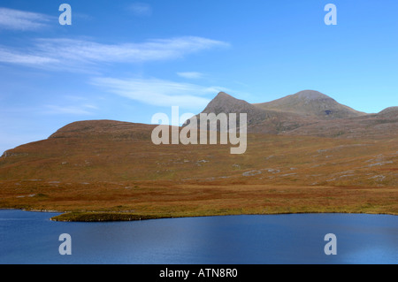 Cul Mor Berg vom Loch ein Ais auf der Ross-Shire Sutherland Grenze Schottland.  XPL 3854-368 Stockfoto