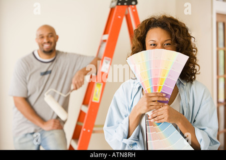 Afrikanische Frau mit Farbkarten Stockfoto