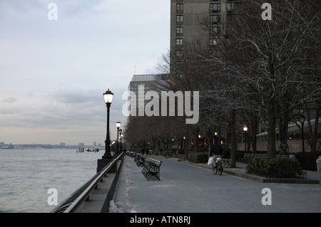 Wohn-und Bürogebäude übersehen in Battery Park City am südlichen Ende von Manhattan den Hudson River. Stockfoto