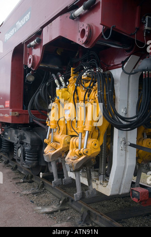 Plasser & Theurer Eisenbahn Stopfmaschine; Stopfaggregat, vier Common-Rail-Stopfen und drei-Schiene heben für Titel line Prüfmittel, Großbritannien Stockfoto