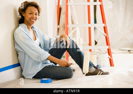 Afrikanerin, die Pause von der Malerei Stockfoto