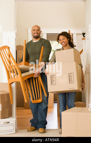 African paar Umzug in neues Haus Boxen Stockfoto