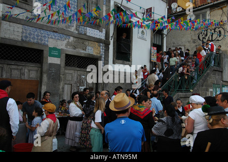 Mitglieder der Zigeuner feiern Festa de Sao Joao do Porto oder Festival von St. John in der Stadt Porto Nordportugal Stockfoto