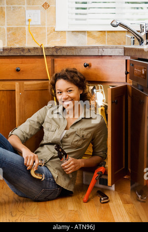 Afrikanerin Einbau Küchenspüle Stockfoto