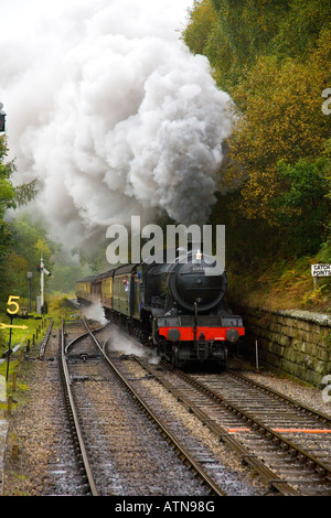 Zweiter Weltkrieg, Stanier Klasse 5 4-6-0 No.45428. Dampflokomotive Eric Treacy auf Steigung unter Dampf gesehen Goathland North Yorkshire Moors Railway, UK Stockfoto