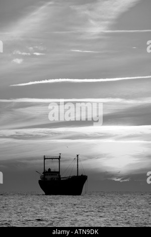 Gestrandetes, geerdetes Schiffswrackschiff; Frachtschiff unter honduranischer Flagge, M/V Demetrios II bei Sonnenuntergang, das 1998 in Pathos Zypern auf Grund lief Stockfoto