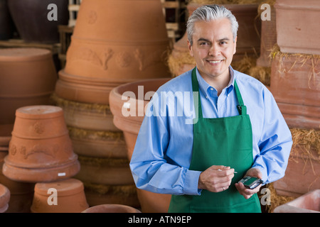 Hispanic Mann arbeitet im Garten-center Stockfoto