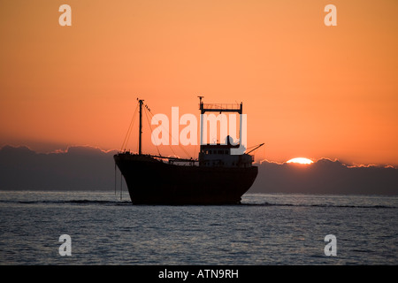 Gestrandetes, geerdetes Schiffswrackschiff; Frachtschiff unter honduranischer Flagge, M/V Demetrios II bei Sonnenuntergang, das 1998 in Pathos Zypern auf Grund lief Stockfoto