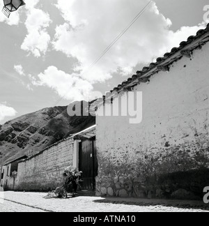 Reisen Fotografie - Bäuerin Kämpfen mit ihrer Last in Pisac in Peru in den Anden in Südamerika. Reportage Bildjournalismus Landschaft Stockfoto