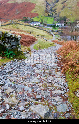 Weg einen Hügel hinunter zum Watendlath Dorf, im englischen Lake District, Cumbria, England Stockfoto