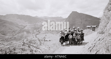 Panoramablick auf Native Indian Aymara Quechua Menschen am Fluss Urubamba im Heiligen Tal in den peruanischen Anden Peru Lateinamerika Südamerika. Reisen