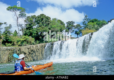 Kajakfahrer nähert sich Haruru Falls in der Nordinsel von Neuseeland Stockfoto