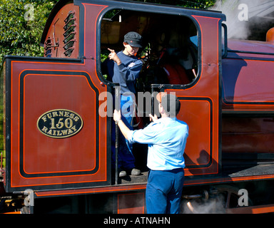 Man und Jugend Betrieb Dampf Lok-auf See-Haverthwaite Railway, Haverthwaite, Nationalpark Lake District, Cumbria UK Stockfoto