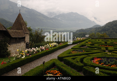 Französischer Garten in Gruyéres Schloss der Schweiz mit Bergen im Hintergrund Stockfoto