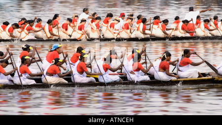 Gruppe von Menschen die Teilnahme an einer Schlange Bootsrennen, Kerala, Indien Stockfoto