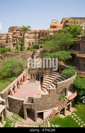 Erhöhte Ansicht eines Forts, Neemrana Fort Palace, Neemrana, Alwar Rajasthan, Indien Stockfoto