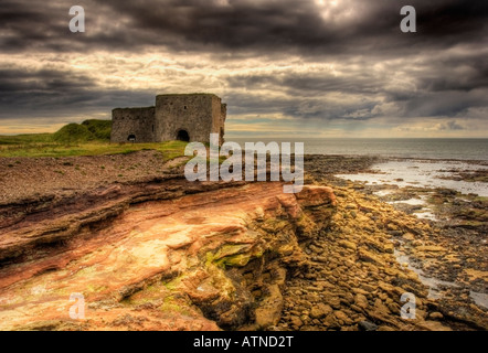 Alte Kalköfen am Bodin Point an der Montrose Angus Küste. Schottland. hdr Stockfoto