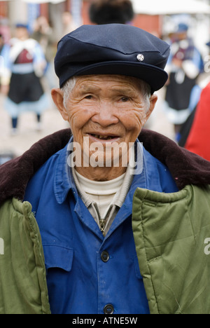 China, Greis In Mao-Style Kleidung, Lächeln, Porträt, Lijiang, Altstadt, Sifang Square, Yunnan Provinz Stockfoto