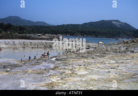 Touristen, Baden in den vulkanischen Schlamm des Vulcano Therme resort Stockfoto